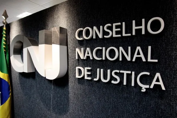 CNJ afasta desembargador que falou em 