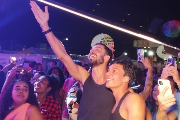 Pedido de casamento emociona no Dia do Orgulho LGBTQIA+ durante São Pedro no Parque de Exposições