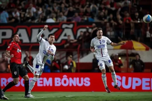 Bahia arranca empate no fim em jogo polêmico contra o Atlético-GO