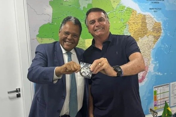 Antônio Brito procura Bolsonaro e ganha medalha de 