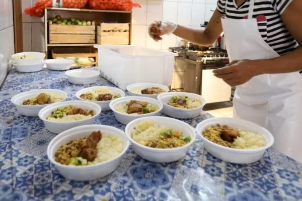 Bahia Sem Fome: Cozinhas comunitárias iniciam distribuição de refeições em 14 municípios