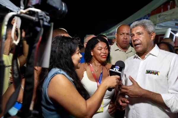 Jerônimo Rodrigues prestigia festa de São Pedro na localidade de Sapucaia, em SAJ