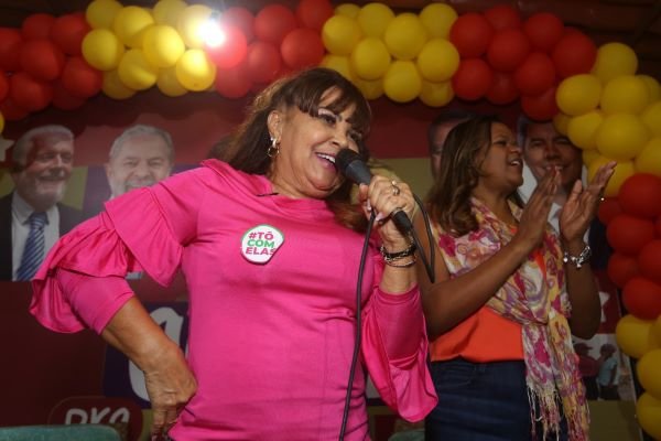 Com casa cheia, pré-candidata Jussara Márcia realiza mais um 