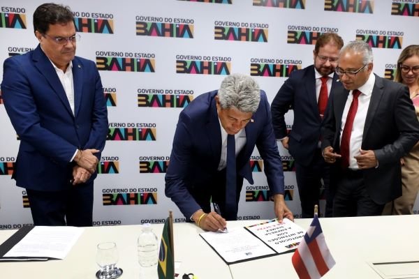 Governo do Estado firma protocolo para instalação de fábrica de placas solares em Camaçari