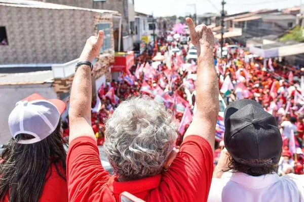 Caetano reúne 15 mil pessoas em caminhada nos PHOCs e defende união por Camaçari