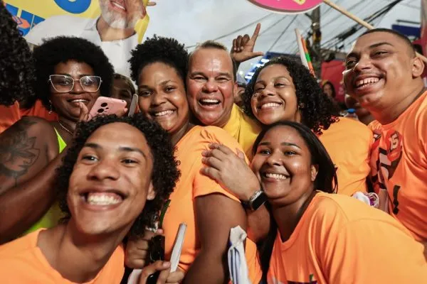 Em caminhada no Imbuí, Geraldo promete coleta seletiva e ampliação de áreas verdes em Salvador