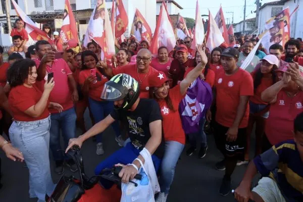 Jussara Márcia inicia campanha com grande caminhada no Bosque