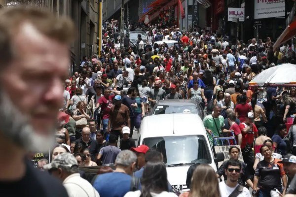 Quase metade dos brasileiros acredita em melhora do país em 2025, aponta pesquisa