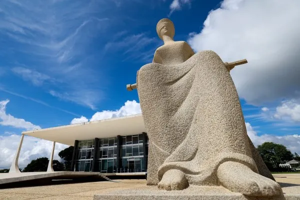 STF recebe duas ações para suspender PEC que limita atuação da Corte