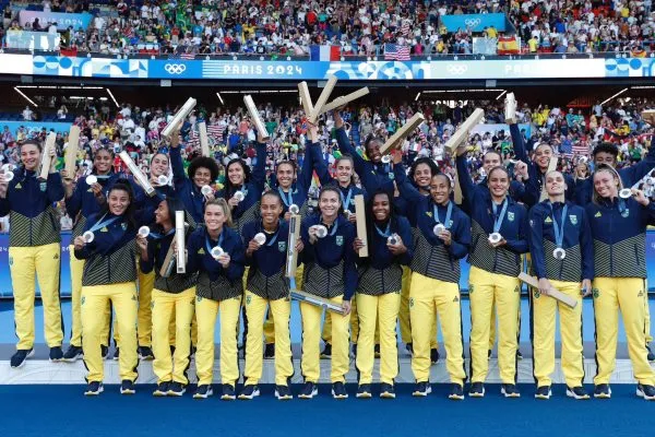 Brasil conquista prata no futebol feminino após derrota para os EUA