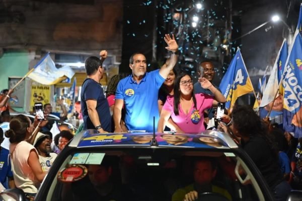 Bruno Reis realiza carreata em Amaralina e destaca escada rolante que conectará região ao BRT