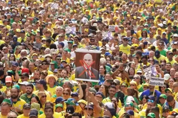 Bolsonaristas pedem impeachment de Alexandre de Moraes em ato na Paulista