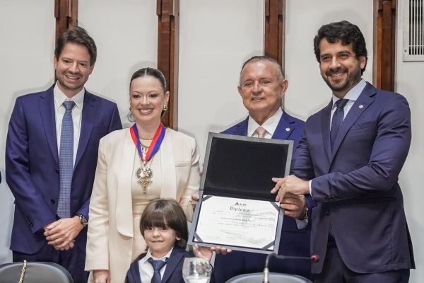 Isabela Suarez recebe Comenda 2 de Julho por contribuições ao meio ambiente