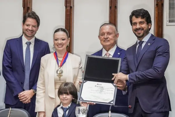 Isabela Suarez recebe Comenda 2 de Julho por contribuições ao meio ambiente