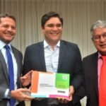 Secretário entrega orçamento da Bahia para 2025 aos deputados na ALBA