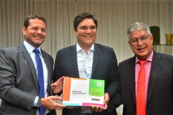 Secretário entrega orçamento da Bahia para 2025 aos deputados na ALBA