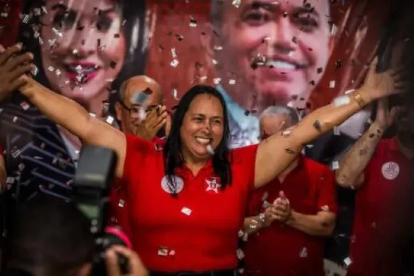 Professora Vaninha lidera intenções de voto em Caravelas com apoio de Silvio Ramalho