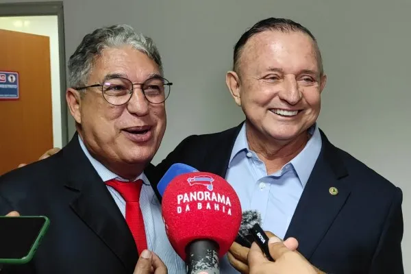 Rosemberg é surpreendido por Adolfo Menezes durante entrevista sobre sucessão na ALBA