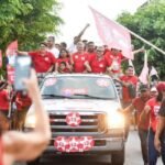 Caetano reúne multidão e mais de mil carros em carreata pela orla de Camaçari
