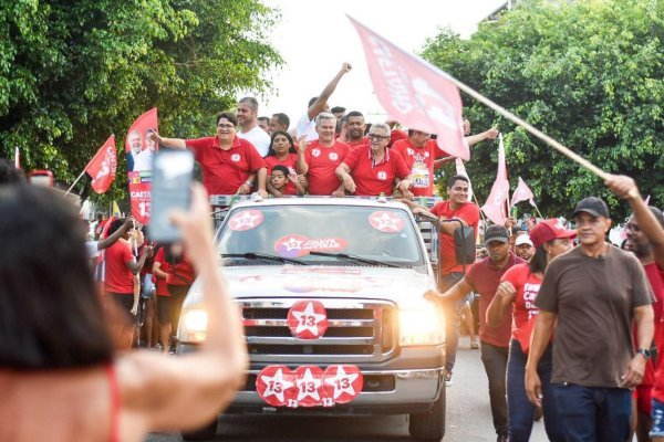 Caetano reúne multidão e mais de mil carros em carreata pela orla de Camaçari