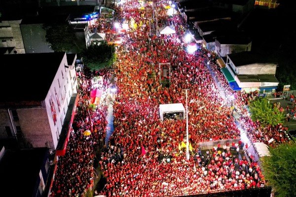 Camaçari vibra com 50 mil apoiadores em mega comício de Lula e Caetano