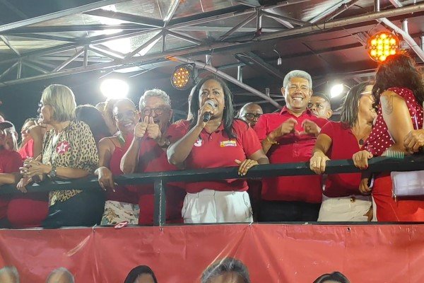 Pastora Déa exalta fé e mobiliza apoio em Mega Comício da Mudança em Camaçari