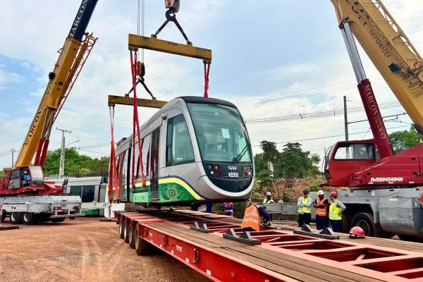 Trens do VLT de Salvador começam a ser transportados para ajustes técnicos em São Paulo