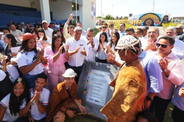 Governador inaugura escola, mercado e outros equipamentos em Chorrochó