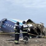 Avião da Embraer cai no Cazaquistão com 67 a bordo e deixa sobreviventes