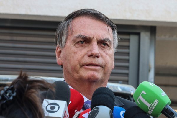 Inelegível, Bolsonaro descarta filho como ‘plano B’ e reafirma candidatura em 2026