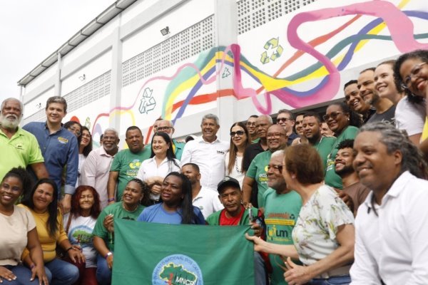 Catadores de Salvador recebem primeiro galpão de triagem com estrutura moderna