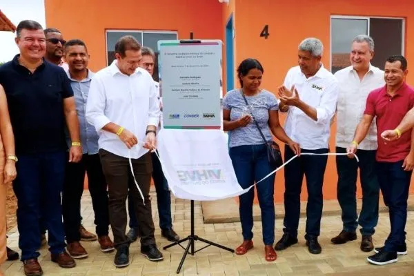 Ao lado de Rui Costa, Jerônimo entrega escola, casas e mercado em Nova Itarana