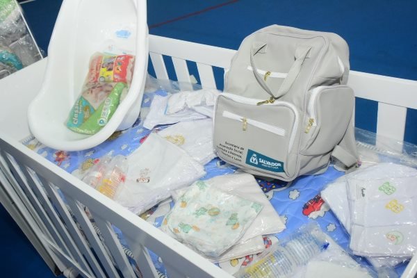 Prefeitura de Salvador entrega kits natalidade para gestantes