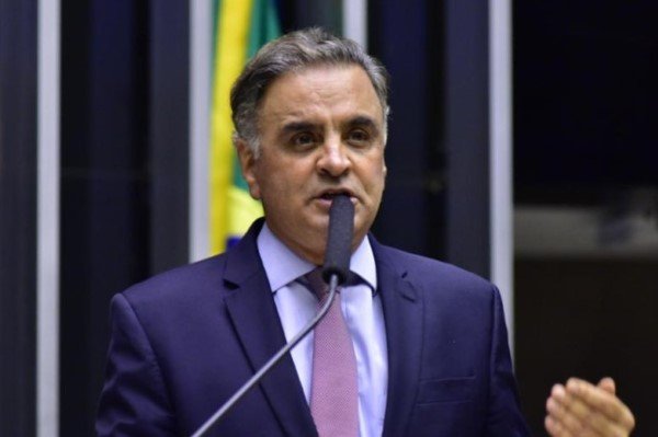 Aécio Neves confirma negociações do PSDB para fusão partidária
