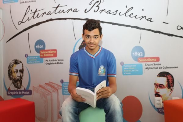 Governo da Bahia adota 'Ainda Estou Aqui' para escolas e promove debates sobre democracia
