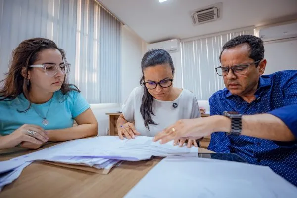 “Para onde foi o dinheiro do Fundeb?”: Débora Regis denuncia falta de pagamento aos professores em Lauro de Freitas