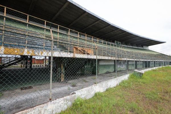 Luiz Caetano critica abandono do Estádio Municipal de Camaçari e projeta reconstrução