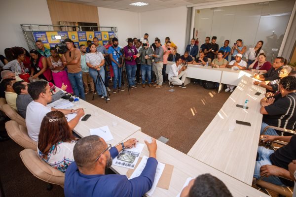 Prefeitura de Lauro de Freitas propõe parcelamento de salários atrasados, mas servidores rejeitam