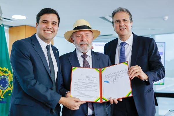 Lula sanciona lei que restringe uso de celulares em salas de aula