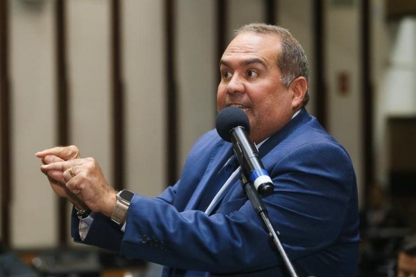 Sandro Régis critica aumento de ICMS em compras internacionais e acusa PT de priorizar arrecadação