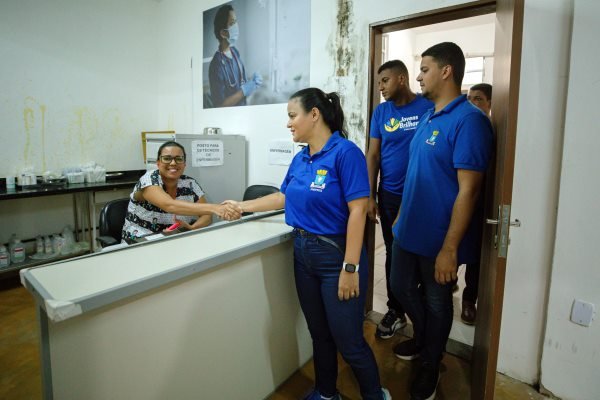 Débora Regis visita PA de Areia Branca e promete melhorias na saúde