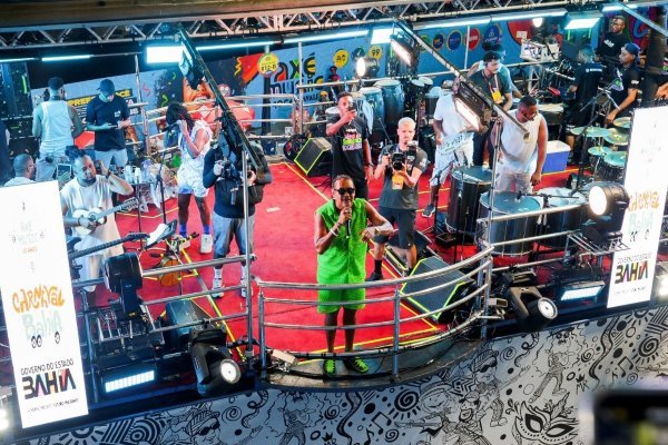 É o Tchan sacode o Circuito Osmar com trio sem cordas no Carnaval