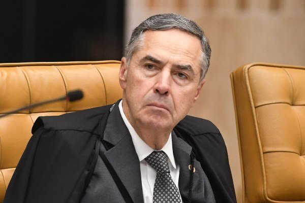 Barroso pede manifestação de Zanin e Dino sobre pedido de impedimento no STF