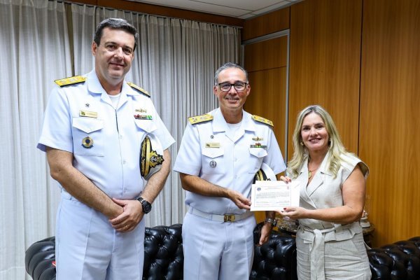 Ivana Bastos recebe novo comandante naval e defende valorização do mar baiano