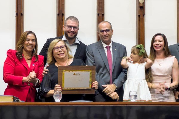 Hassan homenageia Stela Souza com título de Cidadã Baiana na ALBA