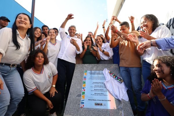 No aniversário de Dário Meira, Governo do Estado entrega novo colégio e reforça saúde