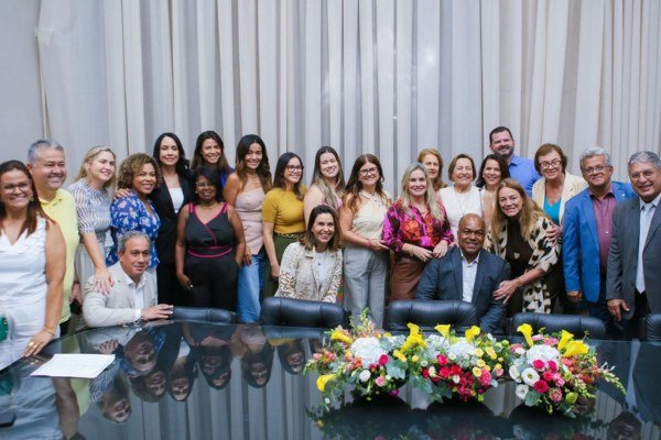 Ivana Bastos reforça papel social da ALBA em reunião da Assembleia de Carinho