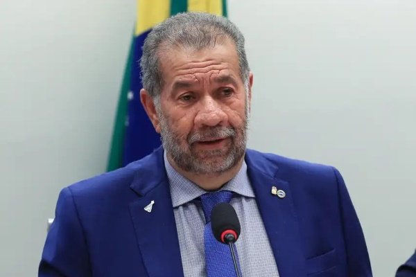 Carlos Lupi deixa Ministério da Previdência após escândalo no INSS