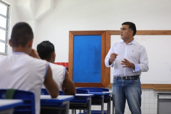 Governo da Bahia aprova progressão na carreira para 877 profissionais da Educação