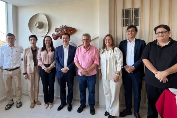 Caetano recebe CEO da BYD com moqueca no 'comércio' de Camaçari